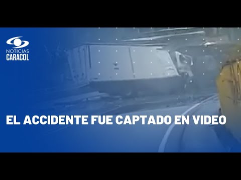 En vía del Alto de la Línea, camión chocó contra dos carros y tres personas resultaron heridas