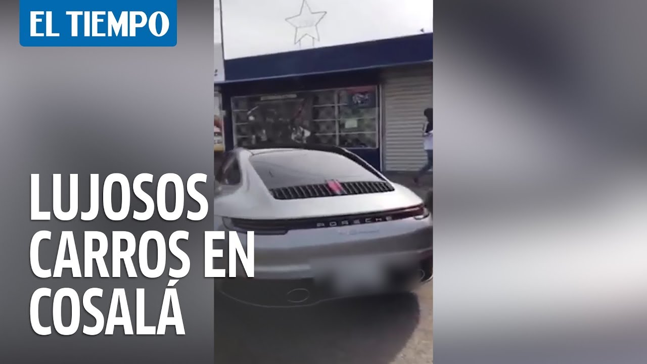 Los lujosos carros en una esquina de Cosalá