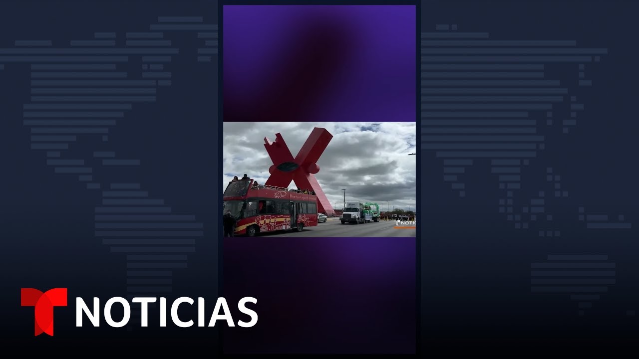 Recuerdan a Juan Gabriel con desfile de carros alegóricos #Shorts | Noticias Telemundo