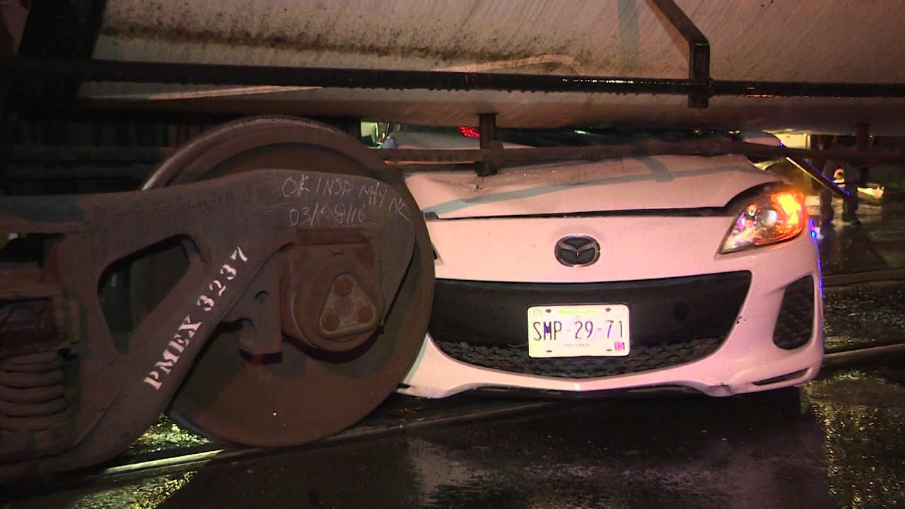 Las Noticias – Chocan dos carros contra tren