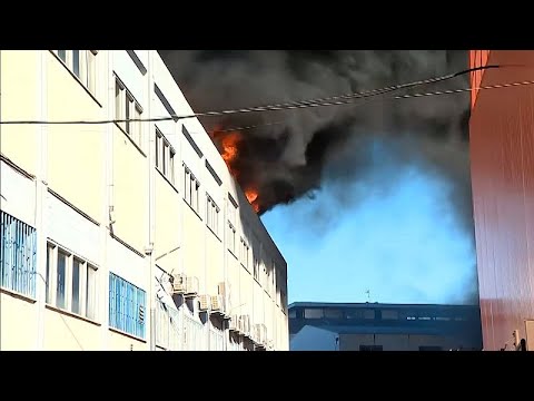 Cerca de 200 carros arderam em incêndio junto ao aeroporto de Lisboa
