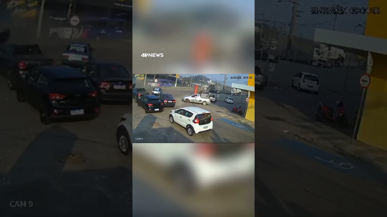 Caminhão desgovernado atinge carros em São Paulo #shorts