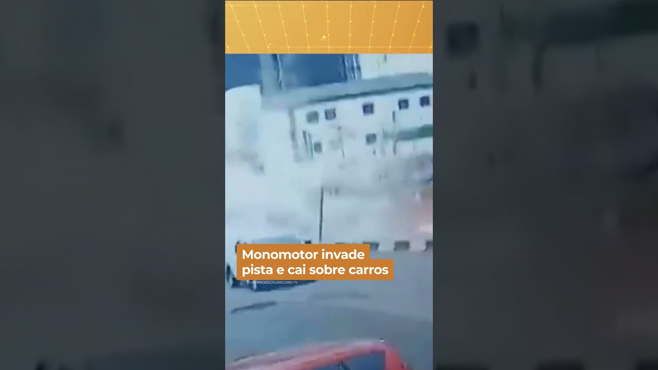 Avião invade pista, cai sobre carros e deixa feridos #shorts