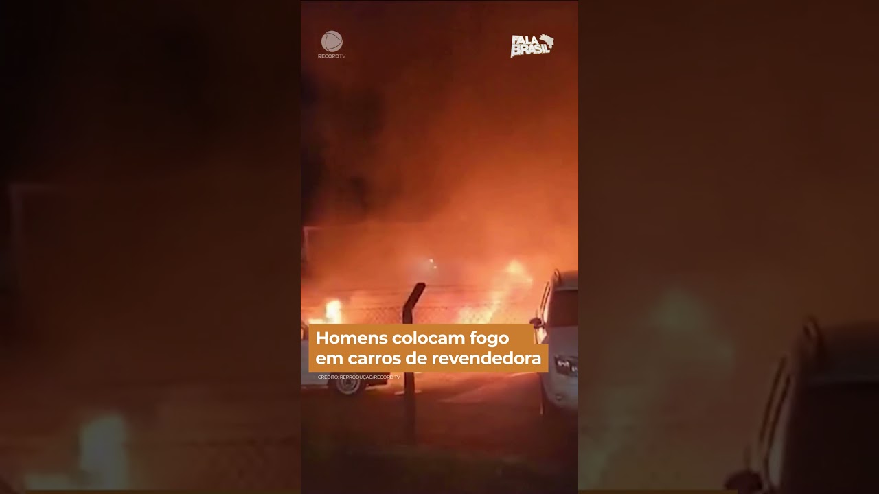 Homens colocam fogo em carros de revendedora #shorts