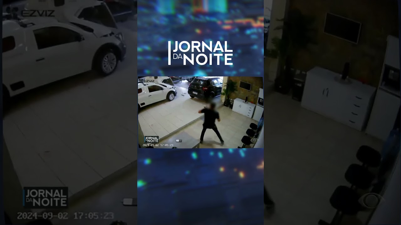 Um caminhão desgovernado causou estragos em uma loja de carros em Fortaleza #shorts