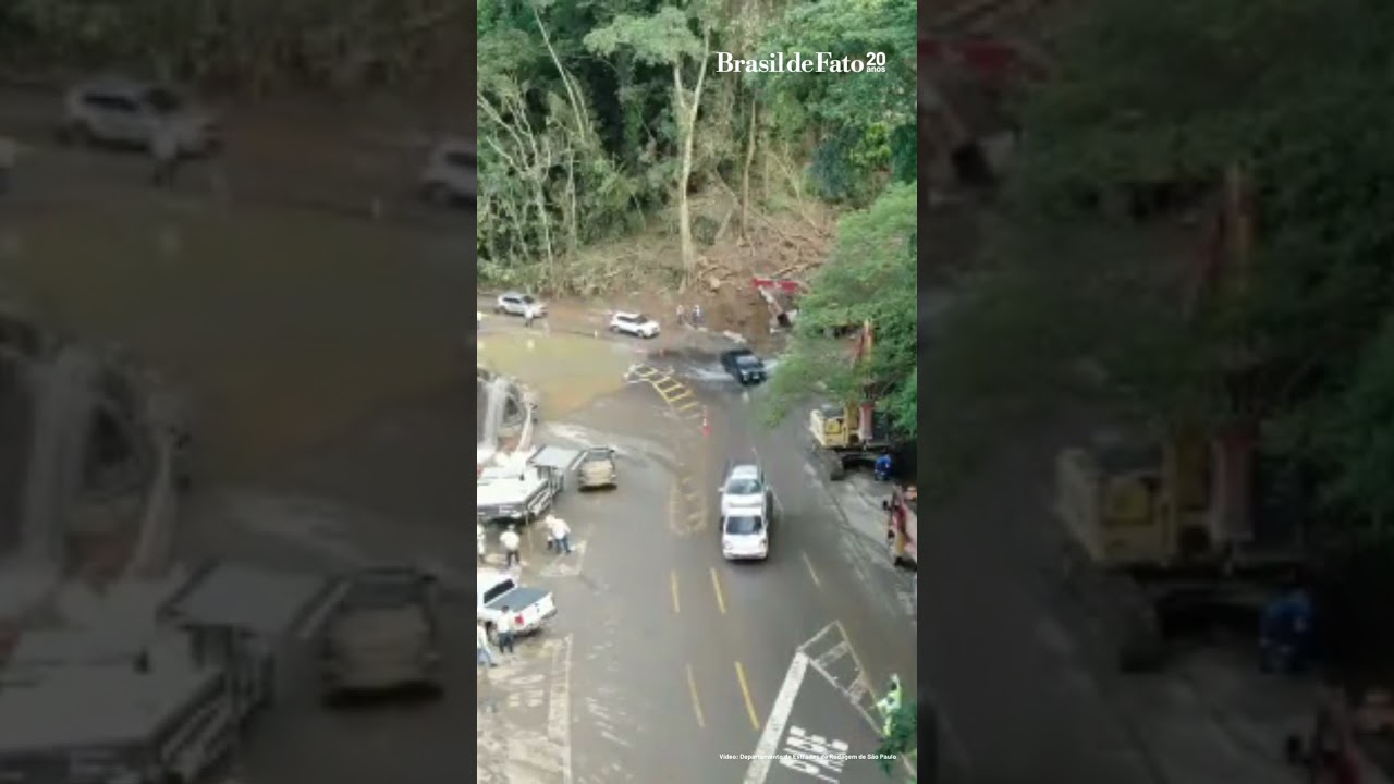 Carros passam por estrada parcialmente interditada no litoral norte de SP