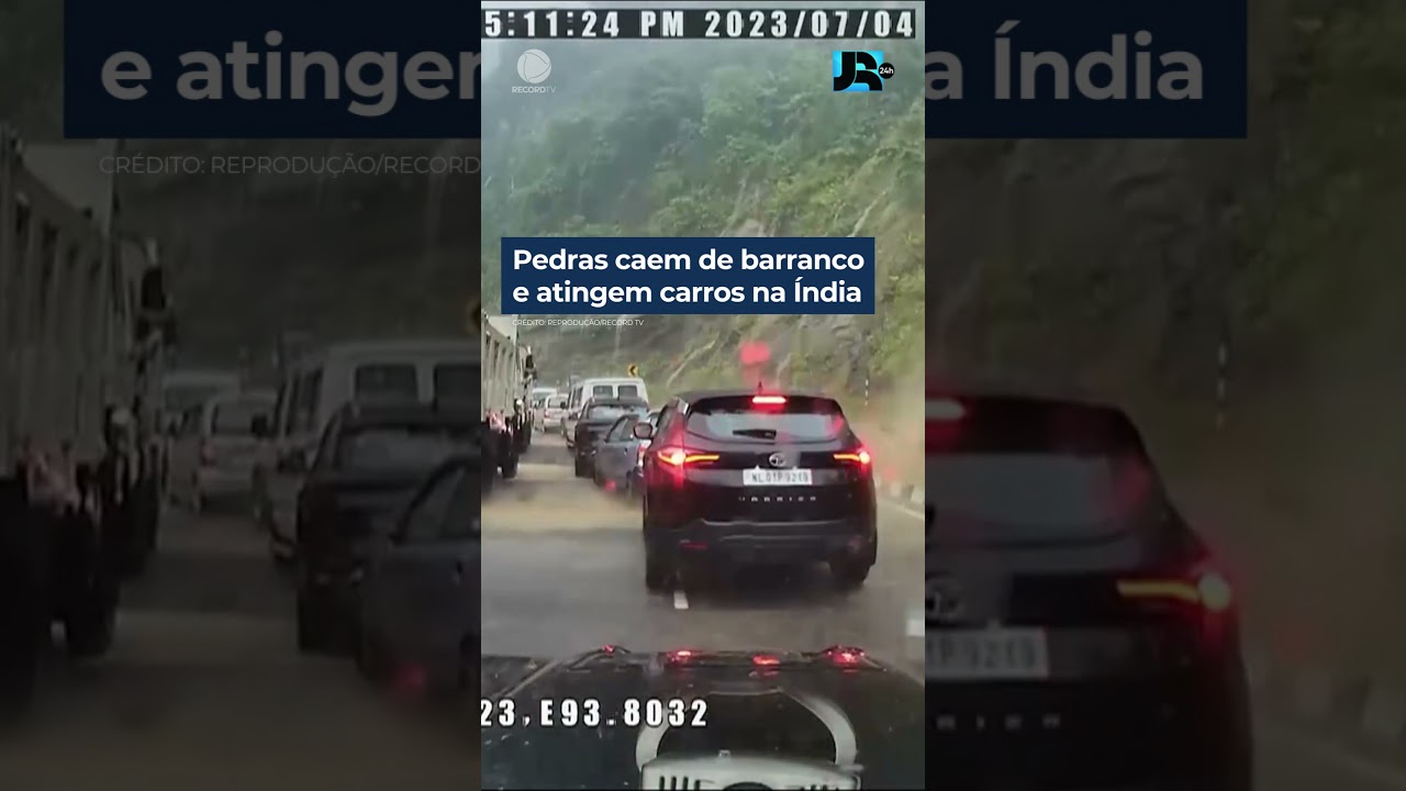 Pedras caem de barranco e atingem carros na Índia #shorts #JornalDaRecord