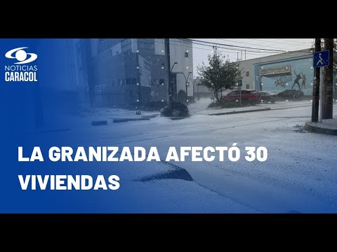 Video de cómo un tejado cayó sobre unos carros durante fuerte granizada en Funza