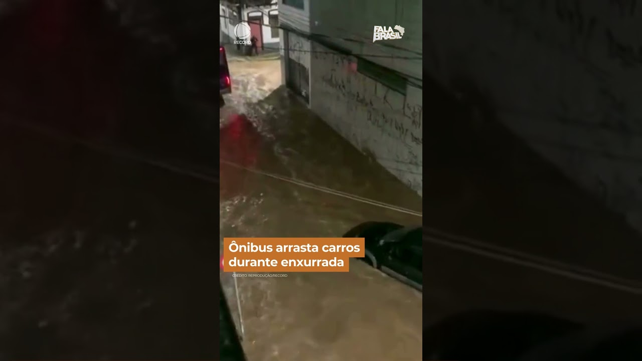 Ônibus arrasta carros durante enxurrada #shorts
