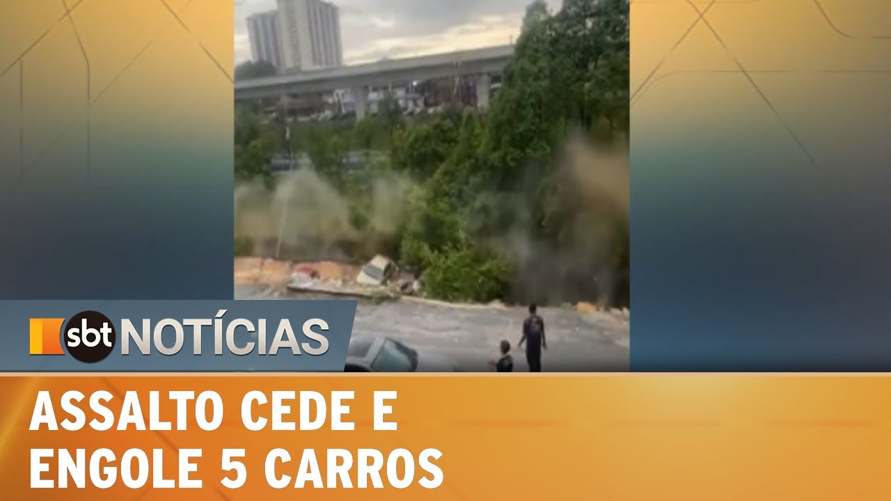 Asfalto cede e engole 5 carros na Malásia | SBT Notícias (27/01/22)
