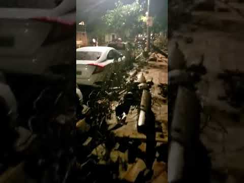 Muro desaba sobre carros na região da Pampulha, em BH
