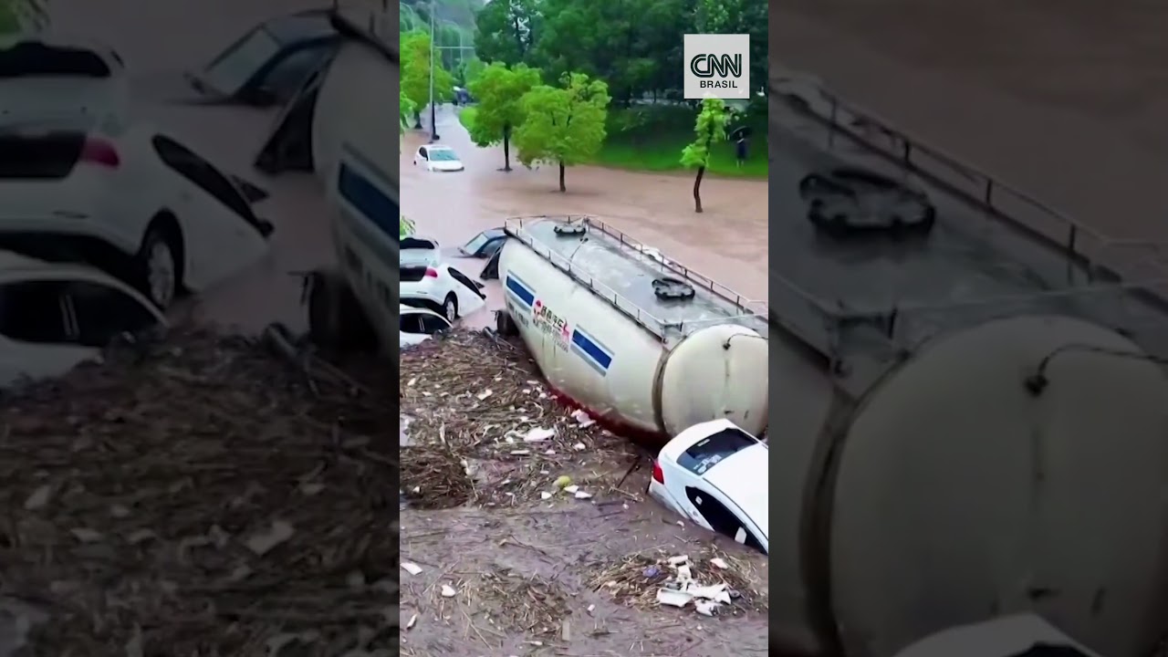 #Shorts – Inundações deixam carros e caminhões parcialmente submersos na China