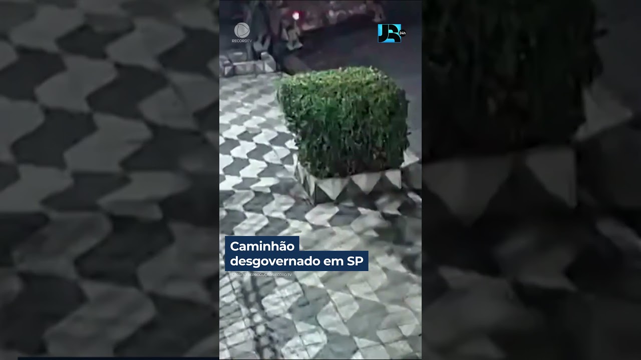 Caminhão desgovernado destrói três carros, derruba poste e deixa um ferido em SP #shorts