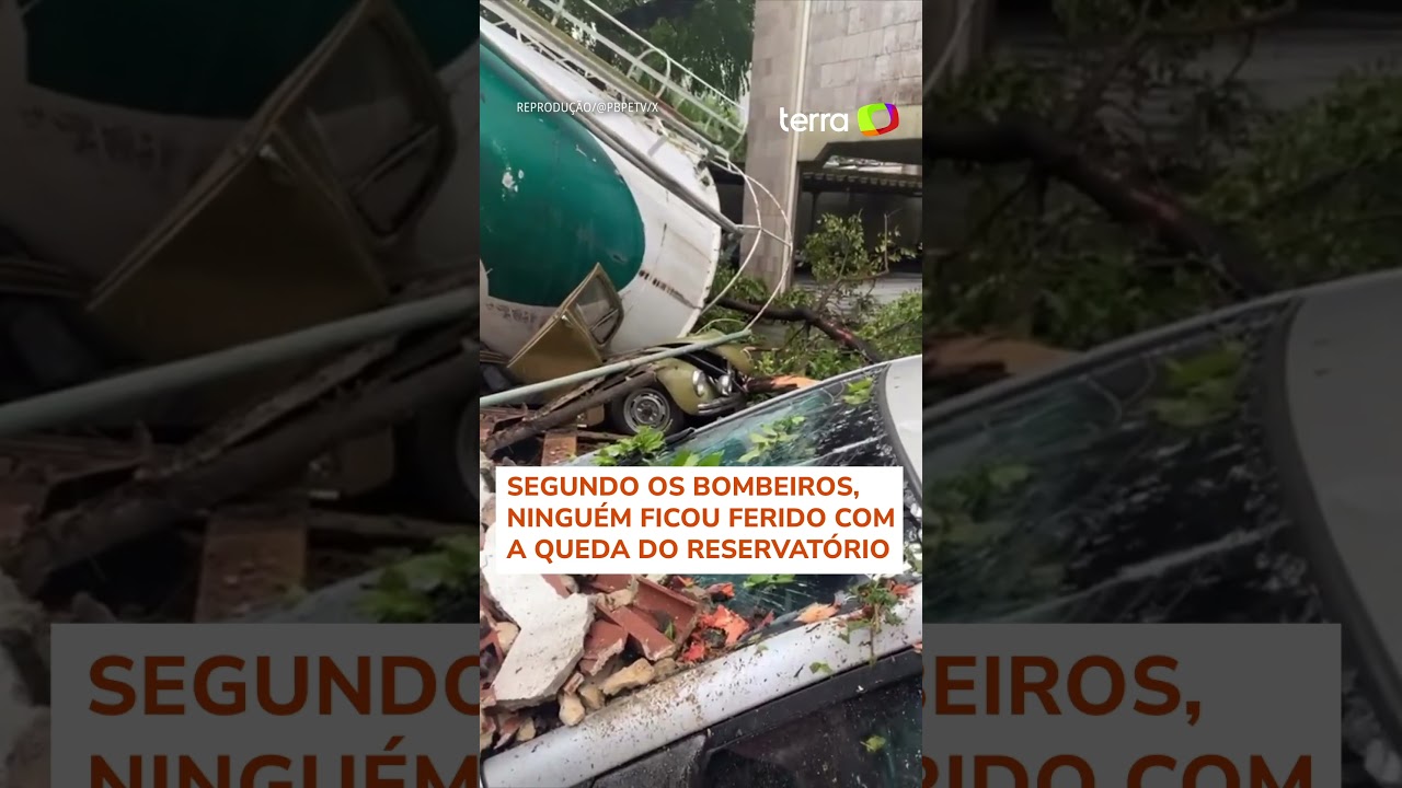 Caixa d'água de supermercado cai sobre muro e atinge carros no Recife (PE)