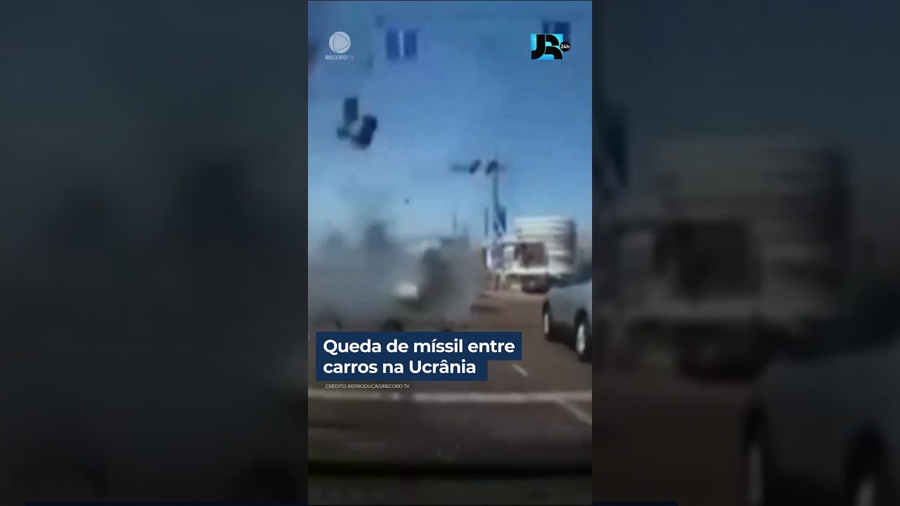 Imagem registra queda de míssil entre carros na Ucrânia #shorts #JornalDaRecord