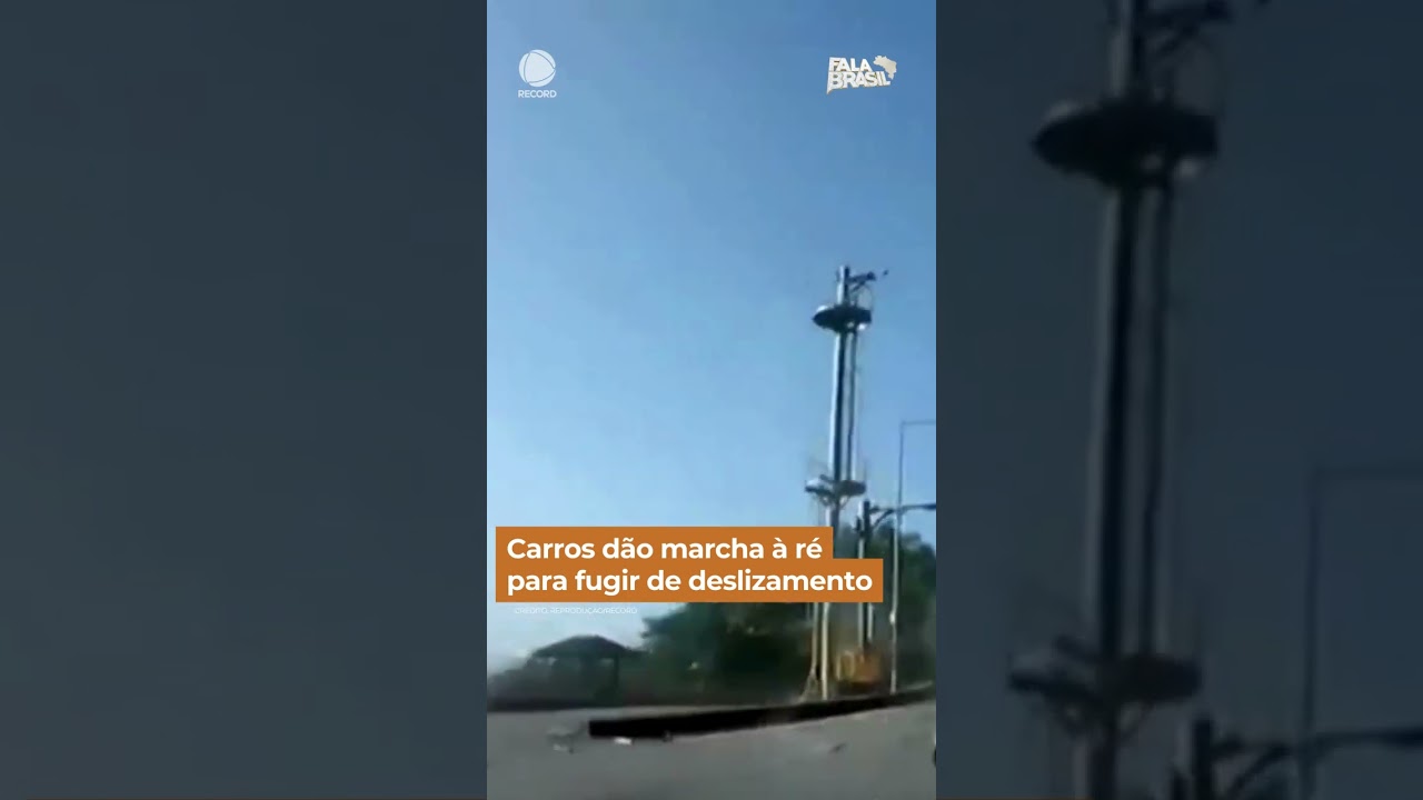 Carros dão marcha à ré para fugir de deslizamento #shorts