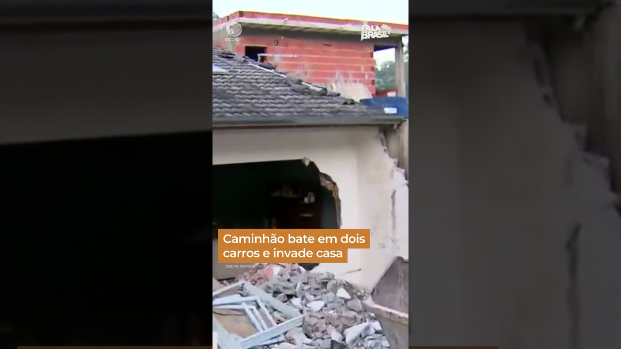 Caminhão bate em dois carros e invade casa #shorts