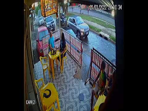 Motociclista sobrevive após ser prensado por dois carros no DF