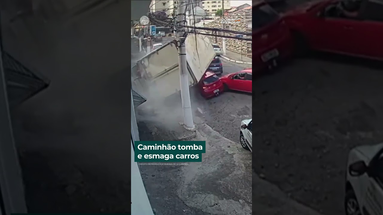 Caminhão tomba e esmaga carros | #shorts