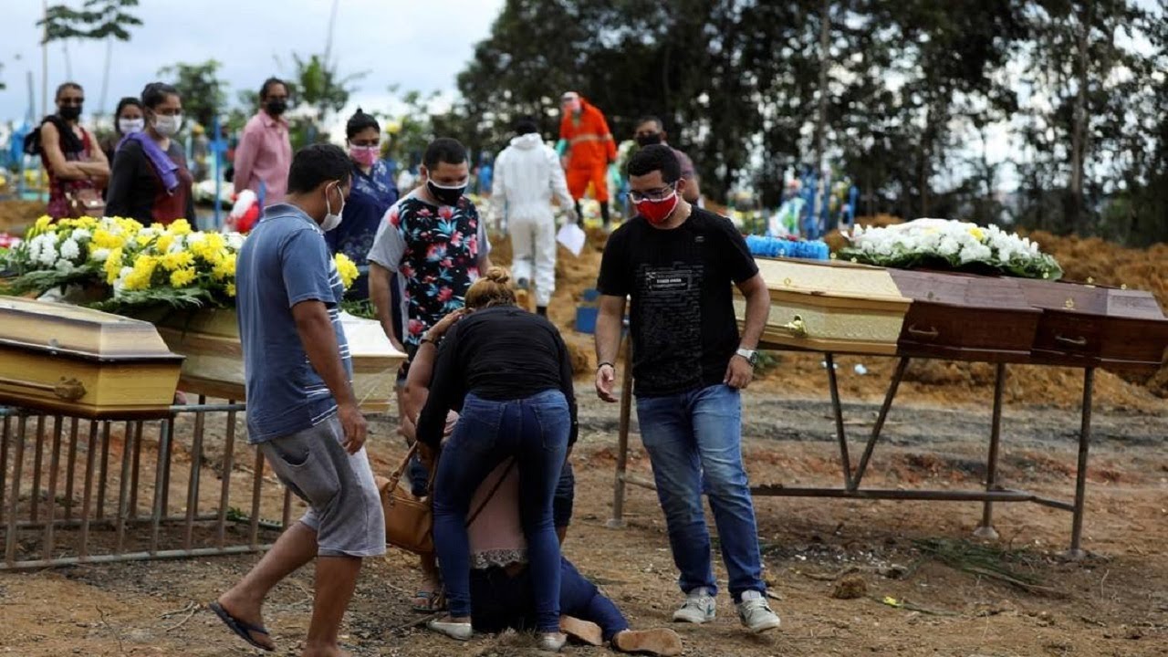 Carros funerários fazem fila em cemitério de Manaus